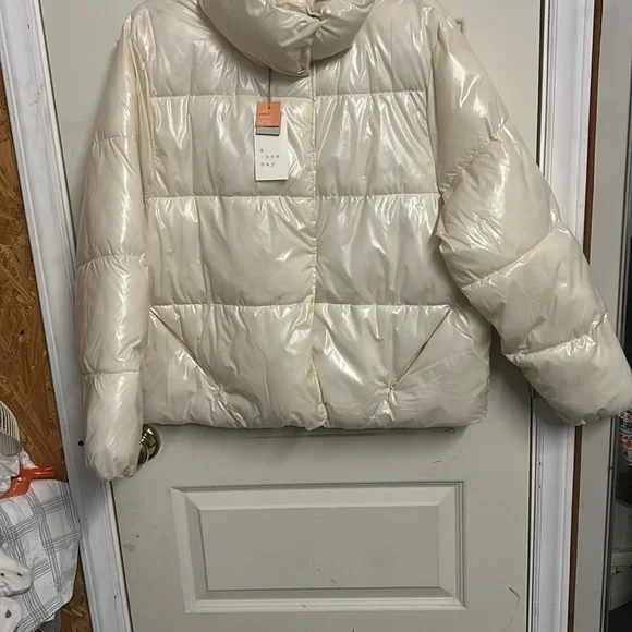 NWT Cream Puffer Jacket - Picture 3 of 11